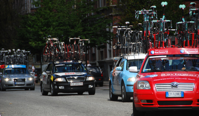 Cykelsporten involverar många bilar och är inte så miljövänlig som man kanske tror.